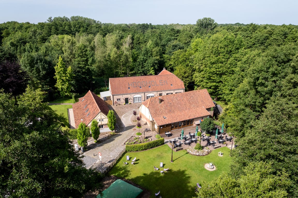 Luchtfoto van Landgoed De Hoogmolen omringd door bossen in de Abeekvallei